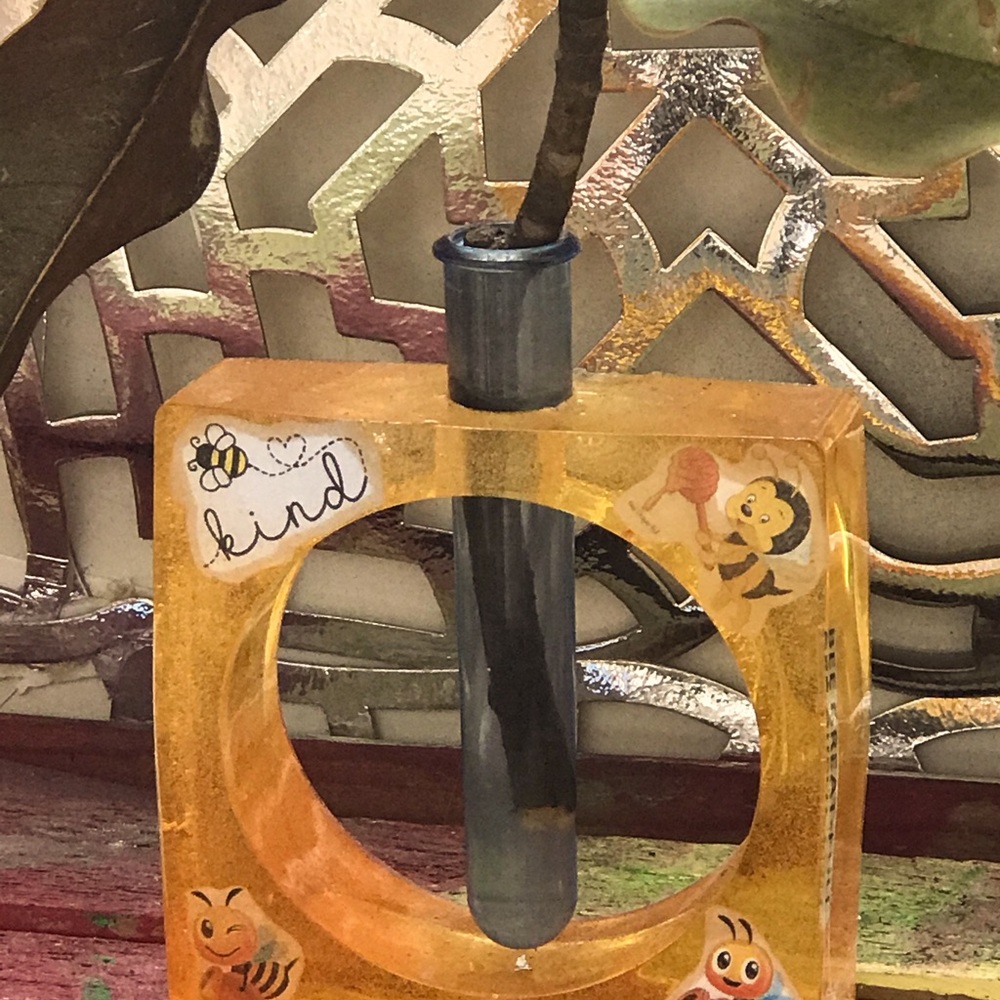 Bee-themed Propagation Planting Station